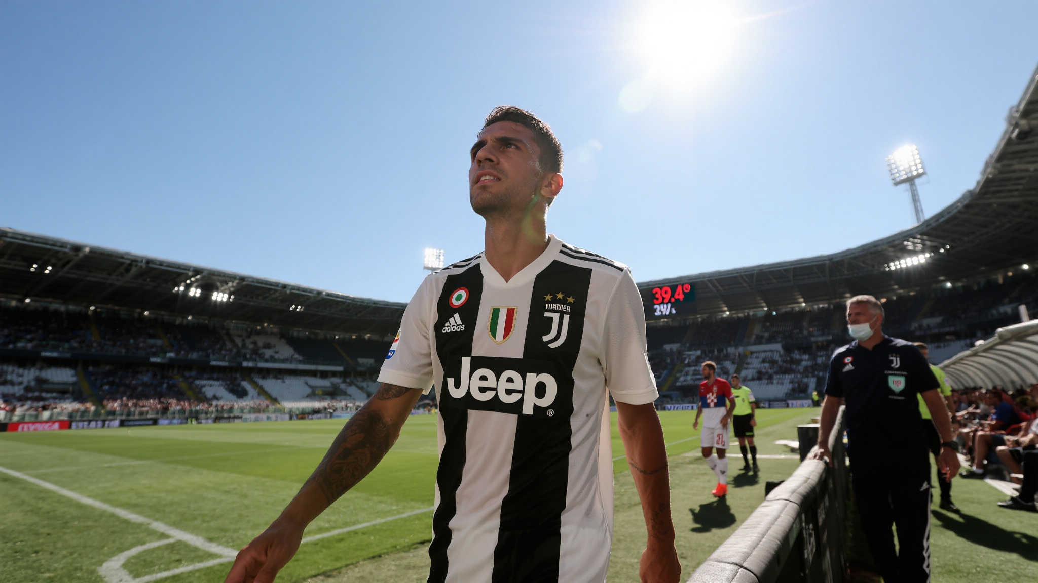 在烈日炙烤下的体育竞技常常是一种身心双重考验，对运